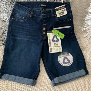 Cute d.jeans size 6 high waist Bermuda short Dark wash Button Fly Cuffed Hem NWT